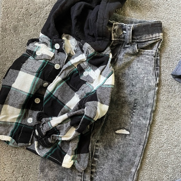 (2) Sets Boys 18 Months Outfits - Picture 2 of 7